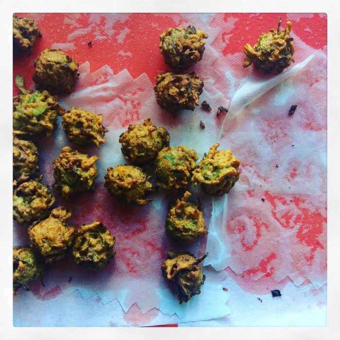 Bhajis à l’oignon & curry